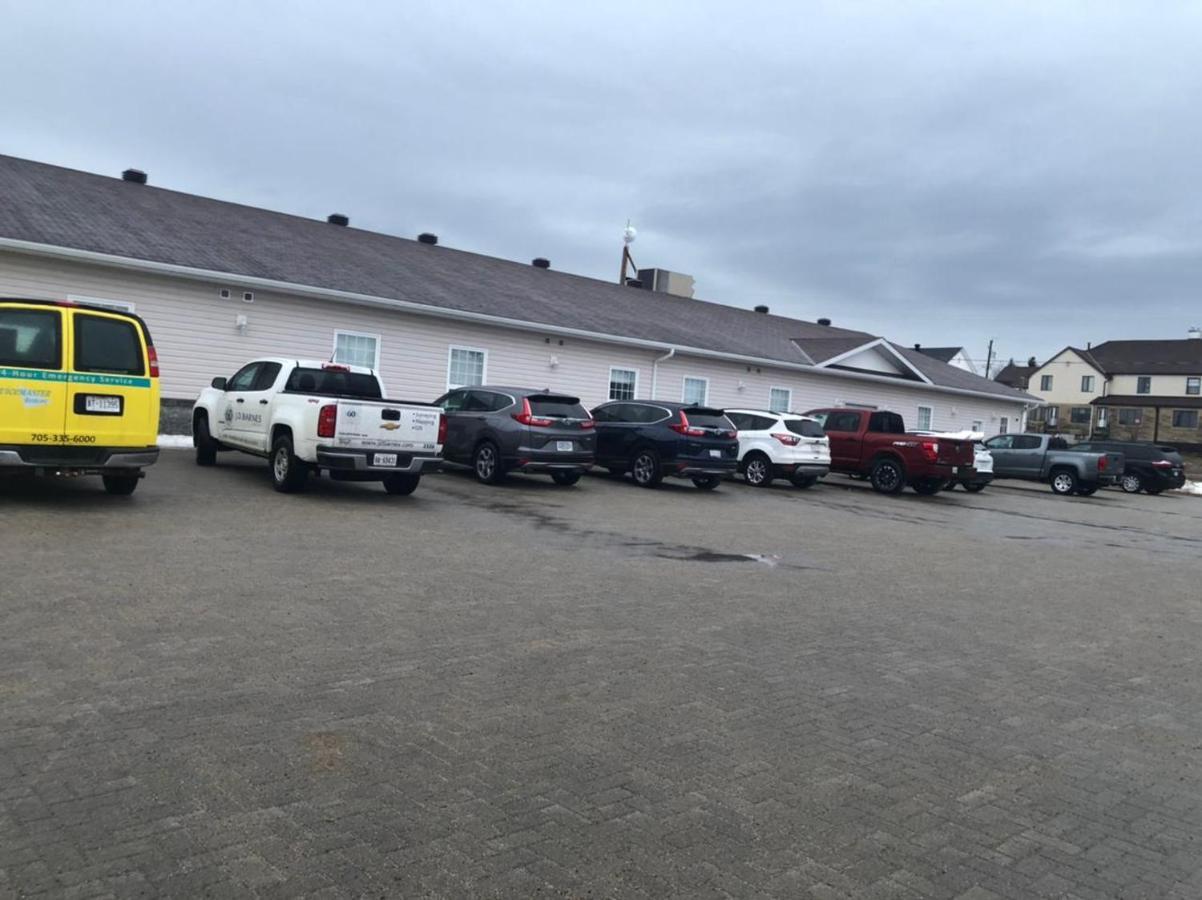 Auberge MacDonald Guest Inn Iroquois Falls Exterior foto