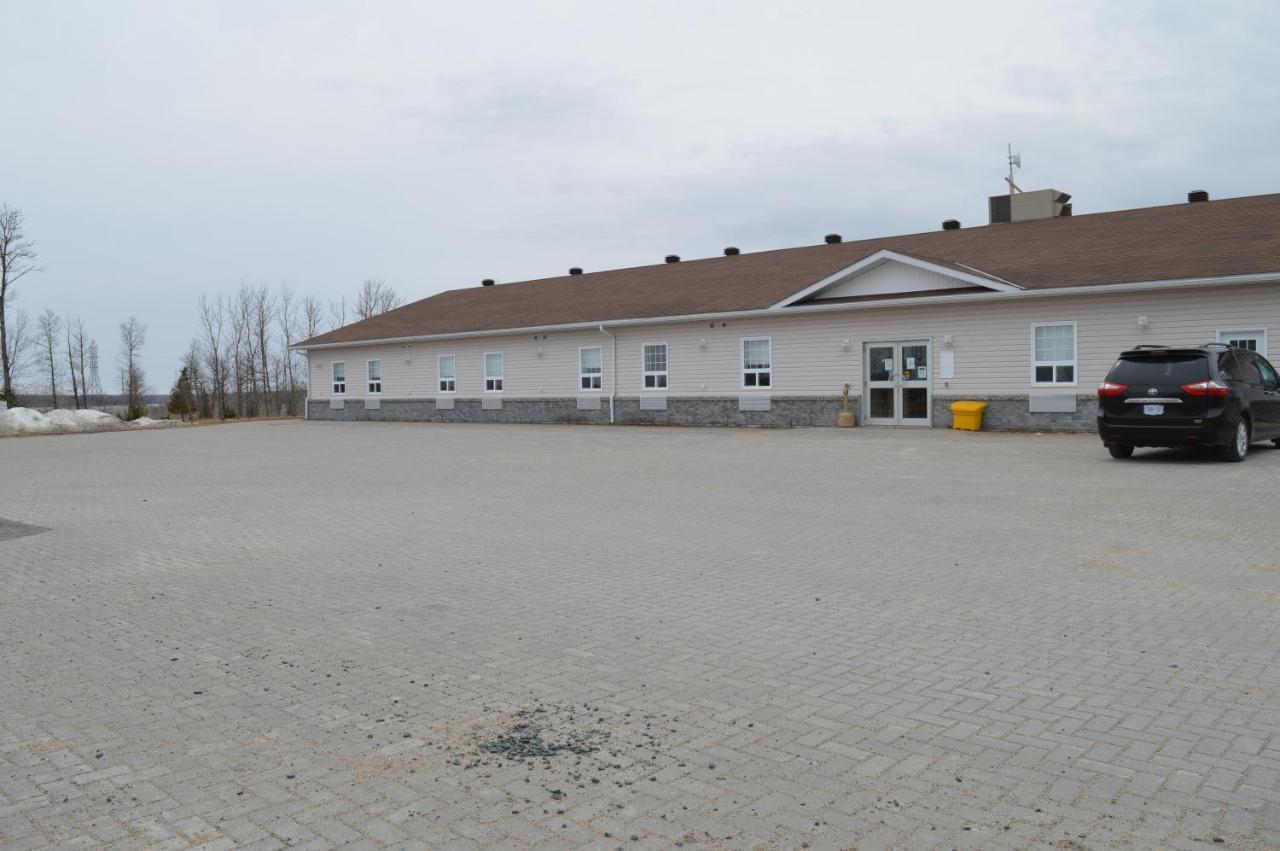 Auberge MacDonald Guest Inn Iroquois Falls Exterior foto