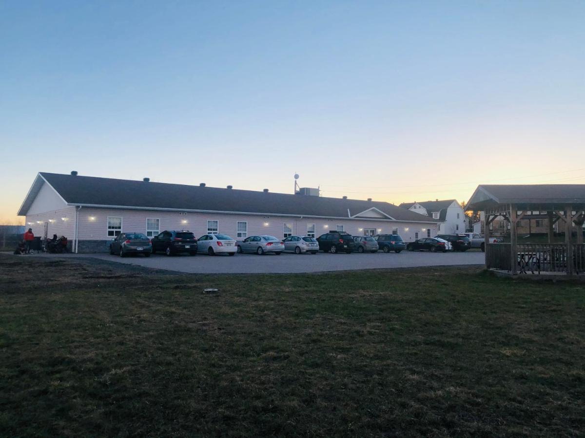 Auberge MacDonald Guest Inn Iroquois Falls Exterior foto